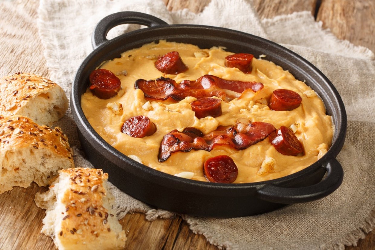 Горохова каша з копченими ковбасками
