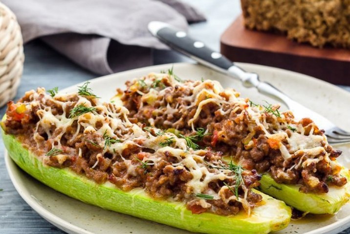 Кабачки з фаршем у духовці
