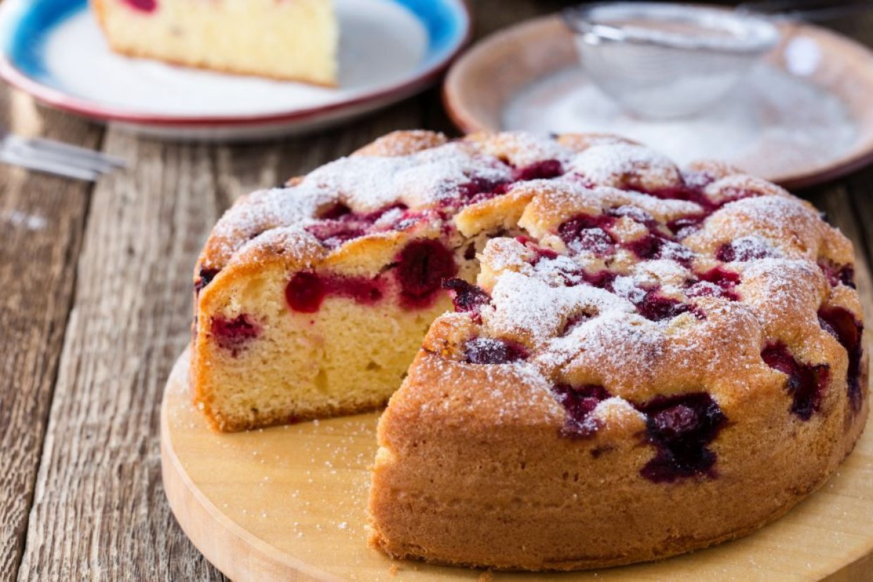 Шарлотка с малиной