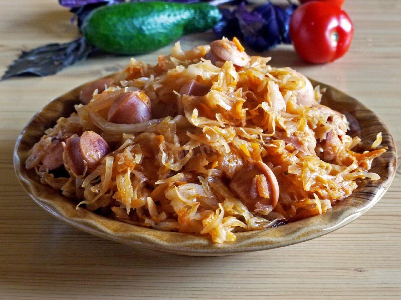 Солянка из капусты с сосисками, тушеная в мультиварке