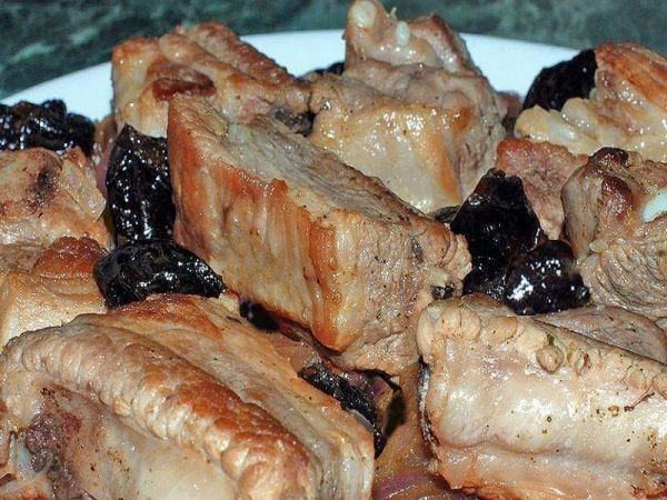 Свинячі реберця, тушковані з чорносливом і медом
