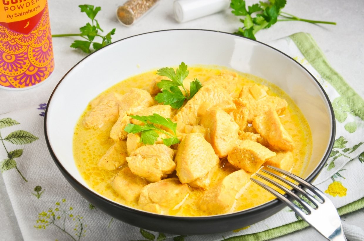 Гуляш з курки зі сметаною та каррі