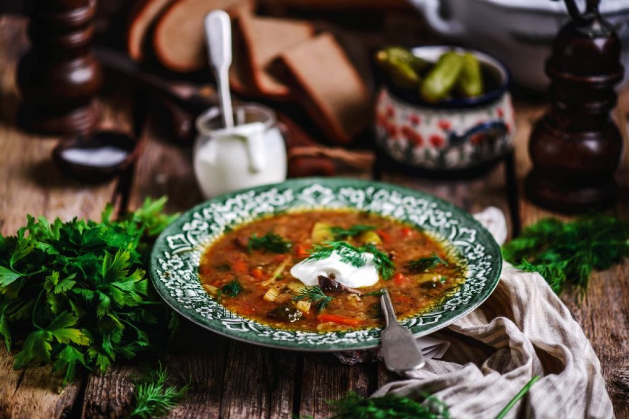 Класичний розсольник з перловкою, огірками та грибами