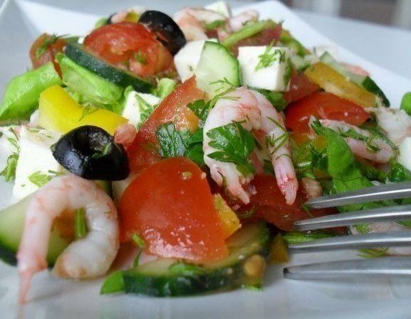 Салат с креветками и помидорами и сыром фета