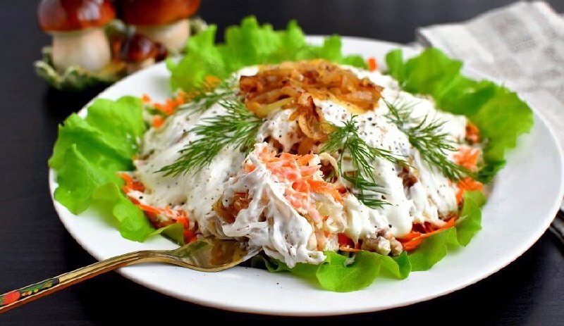 Салат з редькою, куркою та морквою