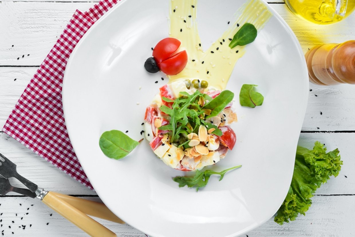 Салат з куркою та овочами для дітей