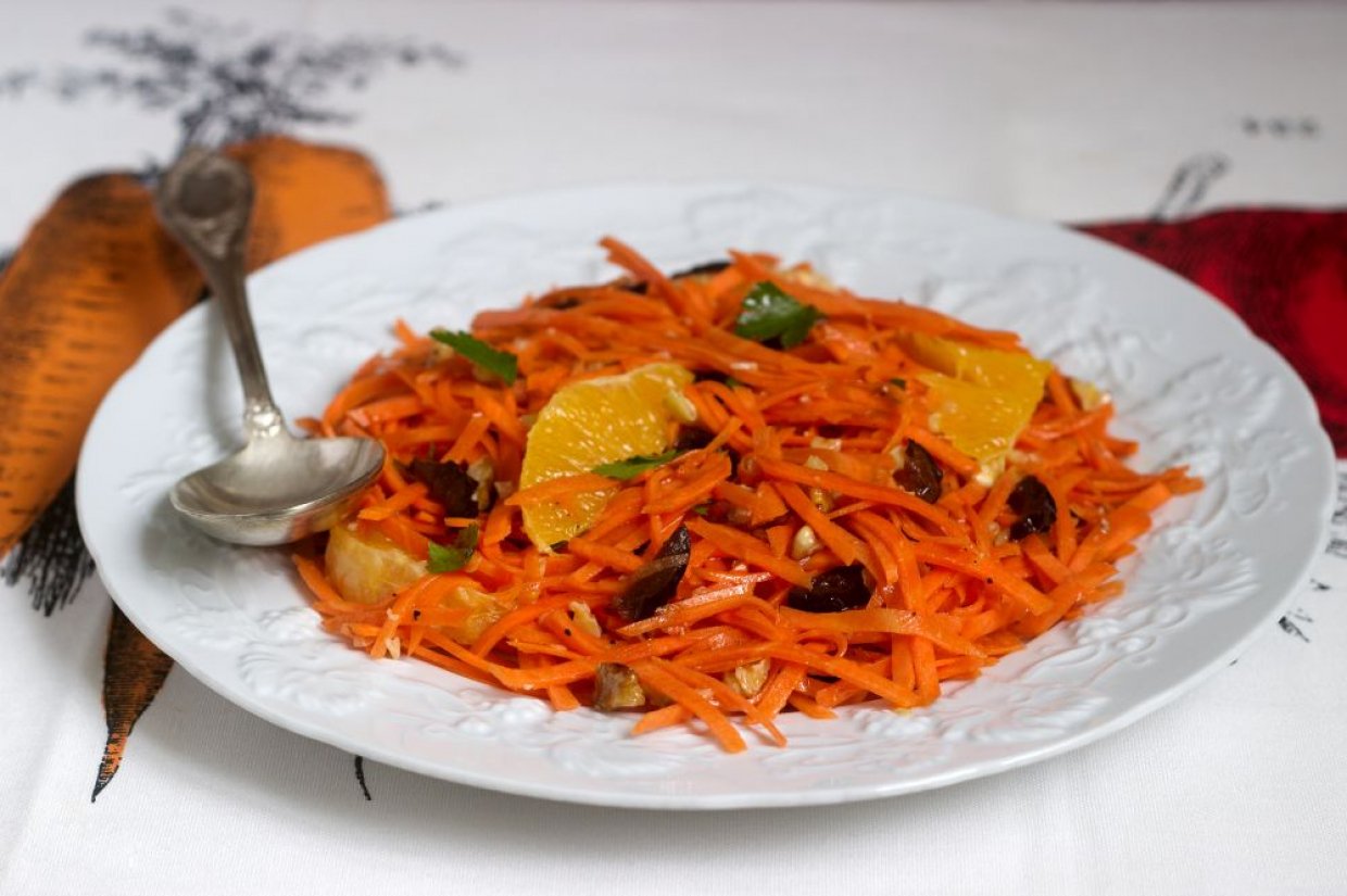 Витаминный салат с морковью, черносливом и апельсином
