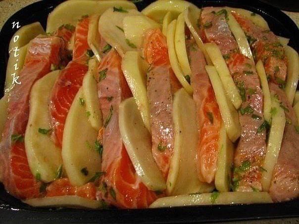 Лосось запеченный с картофелем
