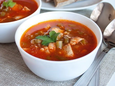 Томатний суп з куркою та макаронами у мультиварці