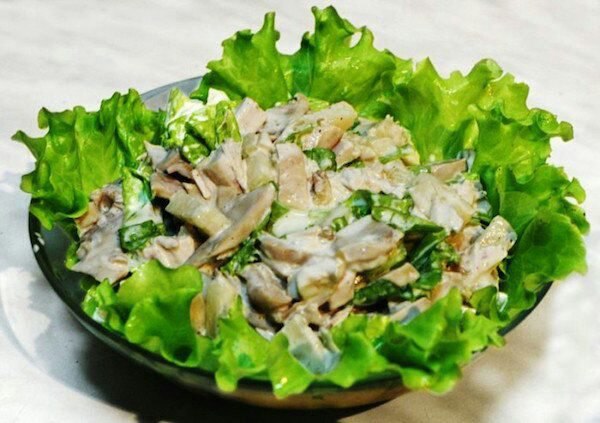 Салат з куркою та грибами