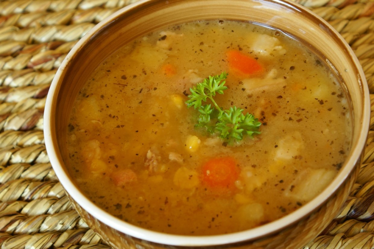 Класичний гороховий суп із куркою