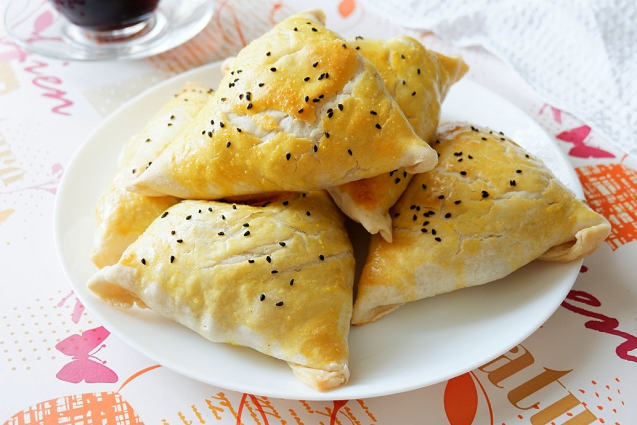 Самса из слоеного теста с курицей и картошкой
