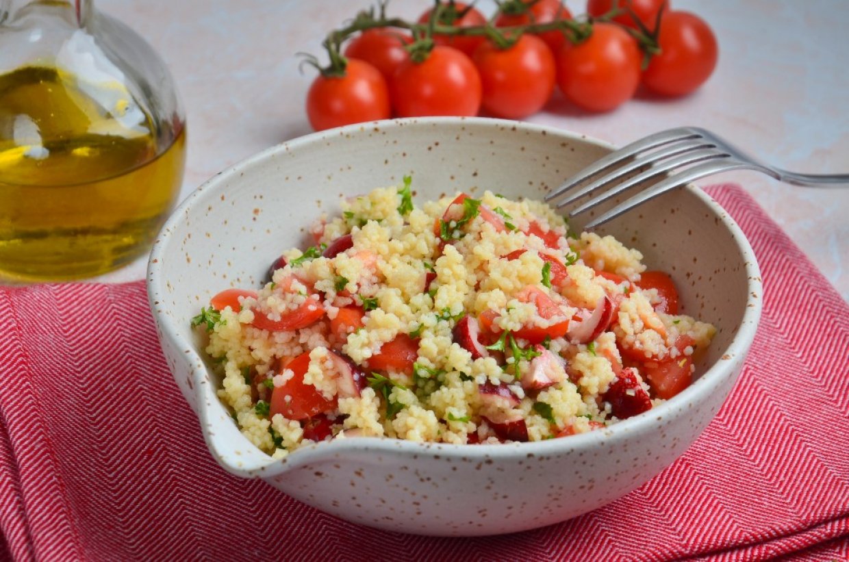Салат с кускусом, зеленью и клюквой