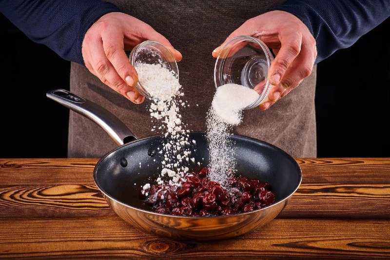 Шоколадные блины с творожным сыром и конфитюром из вишни