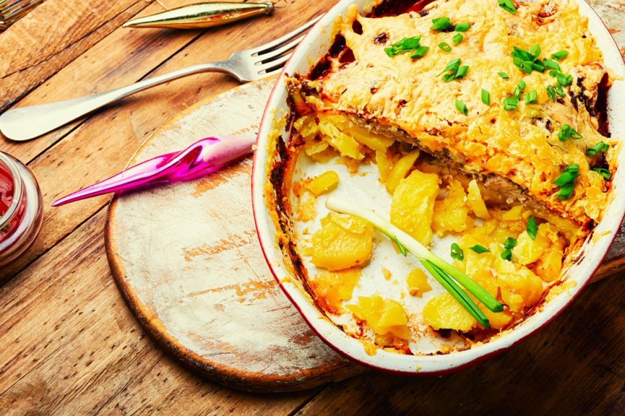 Картопляна запіканка з куркою та чорносливом
