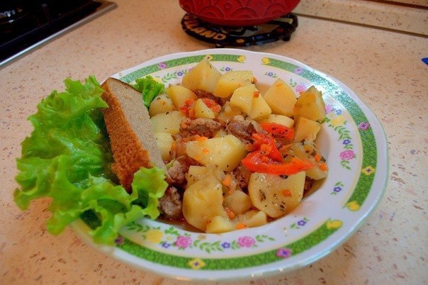 Тушеное мясо с картошкой