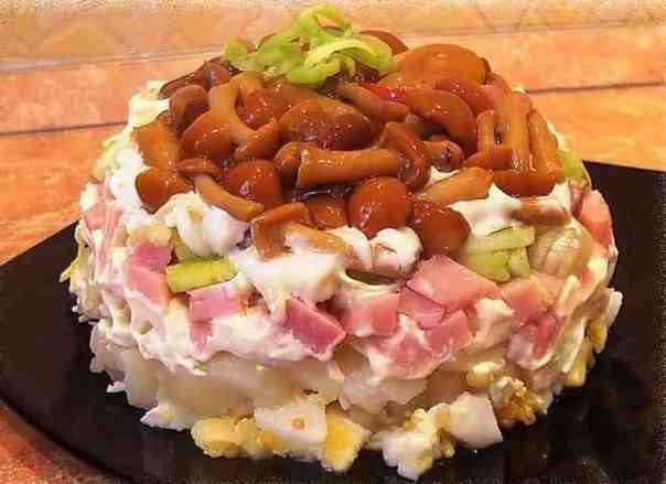 Салат з маринованими опеньками
