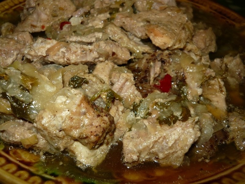 Тающая свинина, тушеная с луком в мультиварке.
