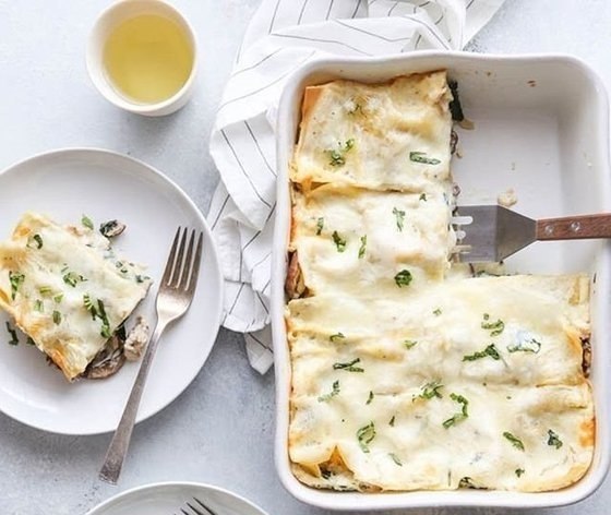 Лазання з куркою, грибами та шпинатом