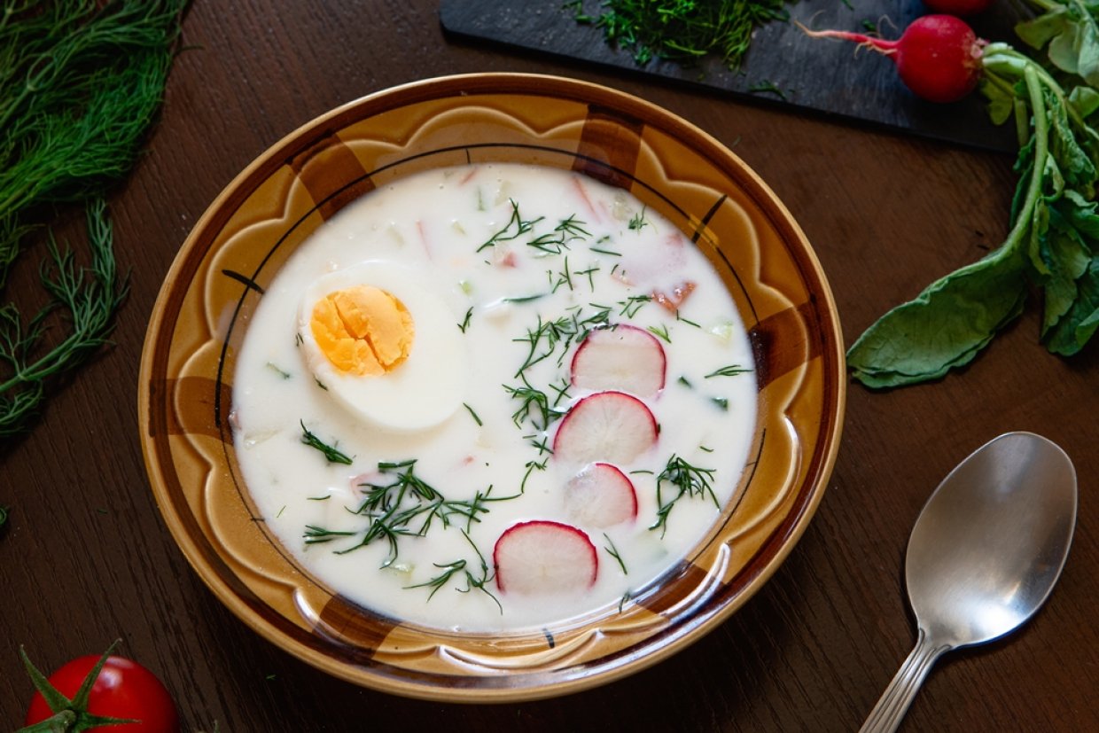 Окрошка з яйцем та копченою куркою