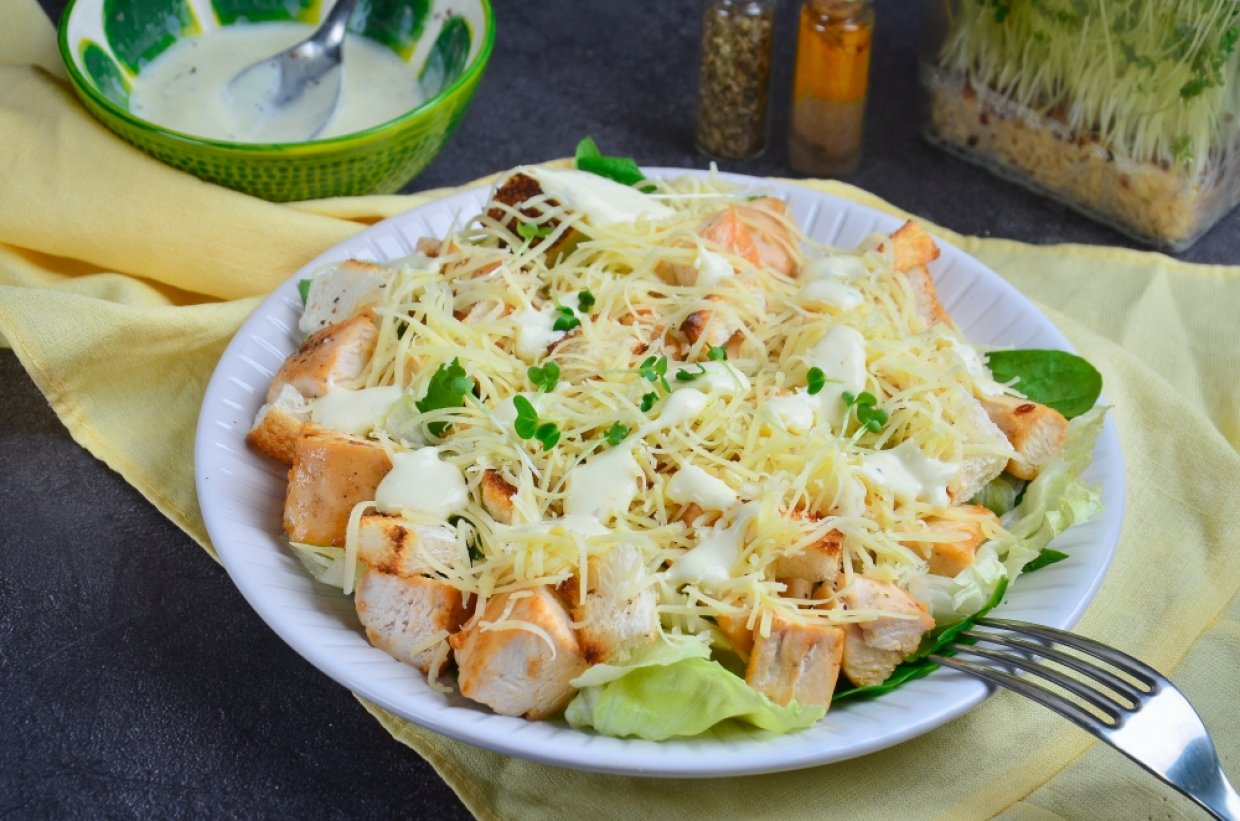 Салат «Цезар» зі смаженою куркою