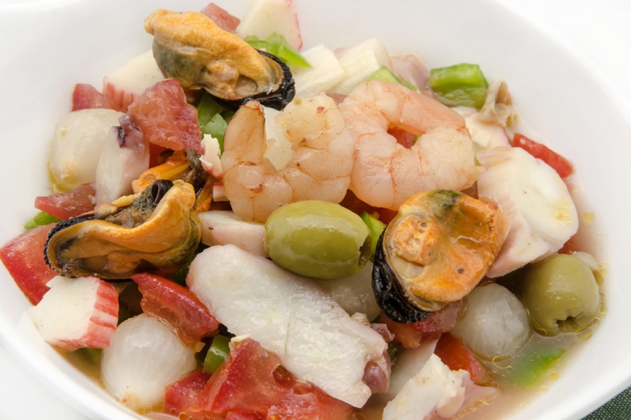 Салат з морепродуктами та крабовими паличками
