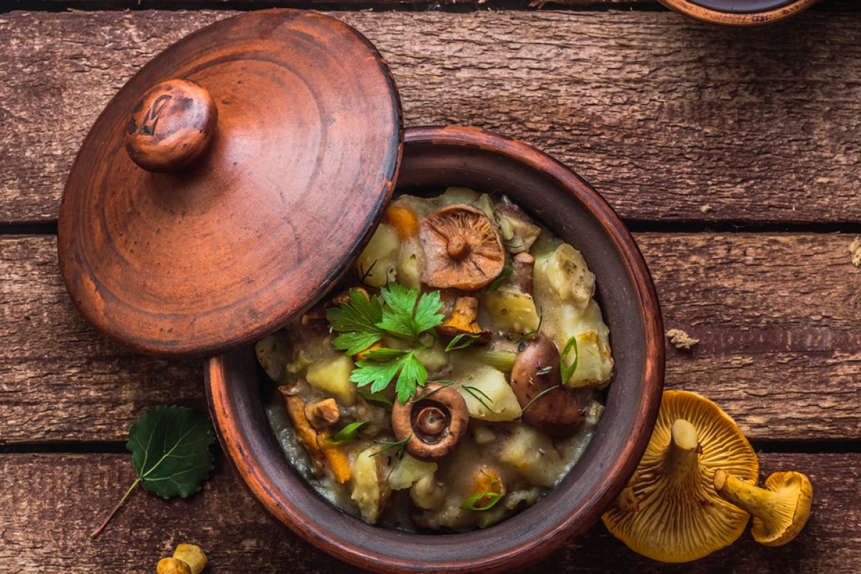 Картопля з лісовими грибами у горщиках