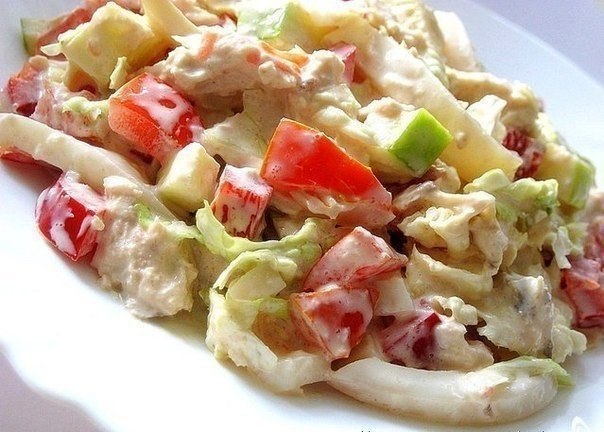 Салат з пекінською капустою, куркою та кальмарами.