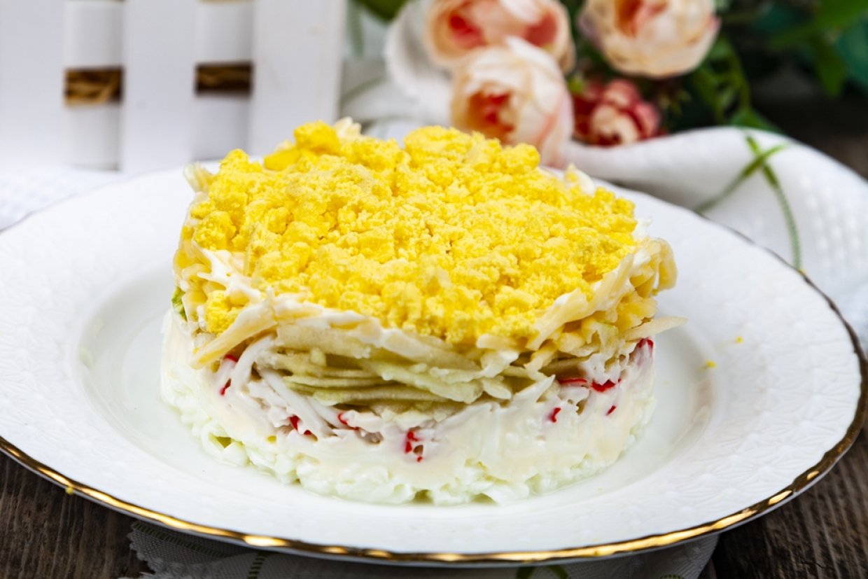 Листковий крабовий салат з яблуками