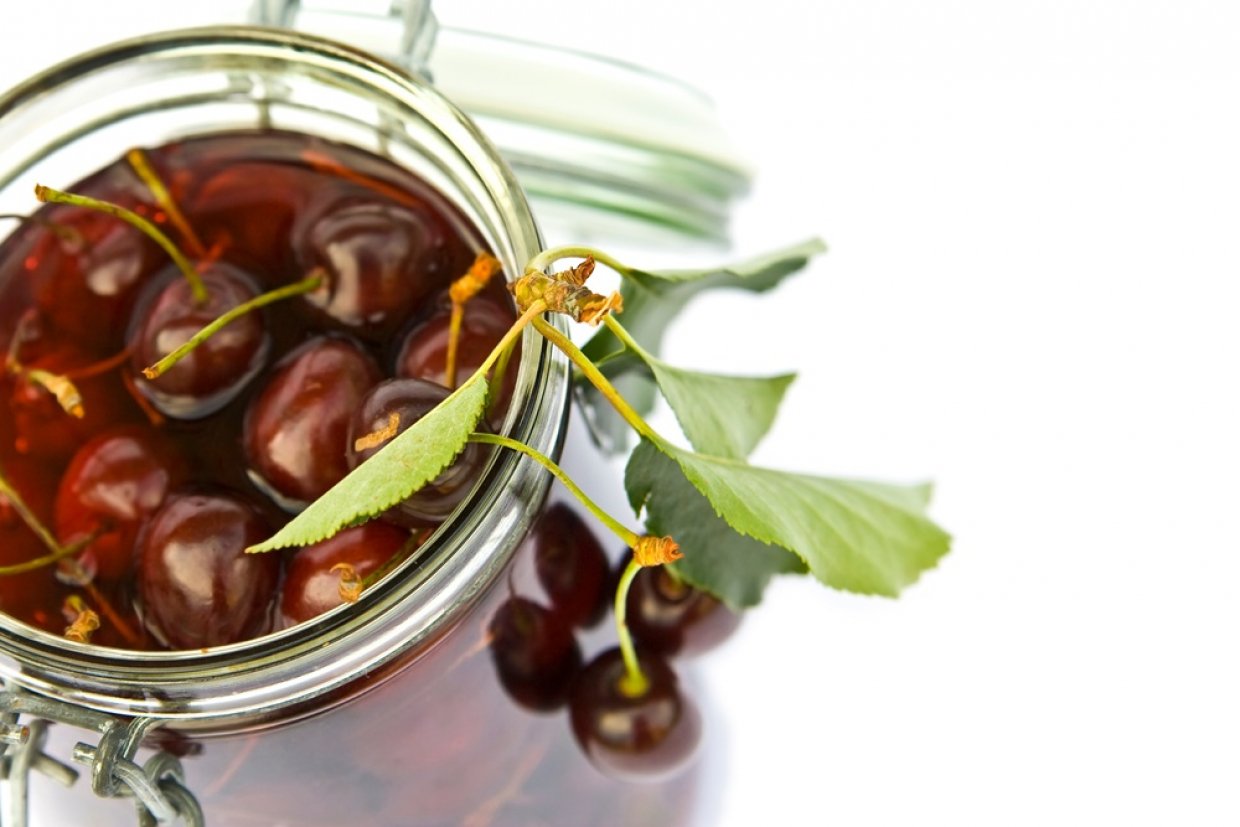 Черешня в сиропе с косточками на зиму