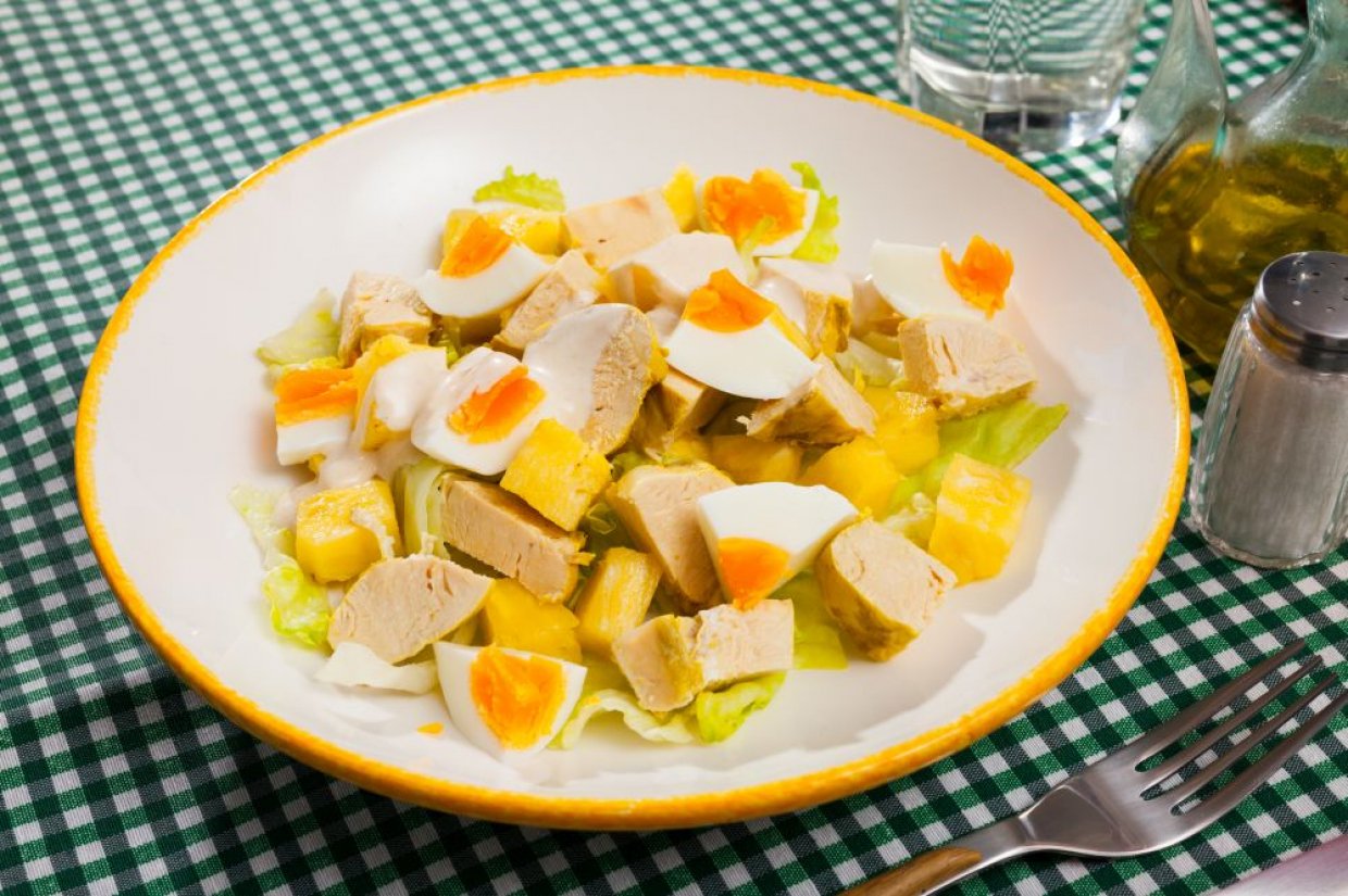 Салат з індичкою, ананасами та яйцем