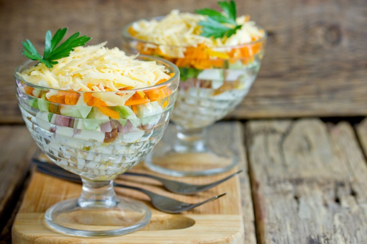 Коктейльний салат з копченою куркою, яйцями та яблуками.