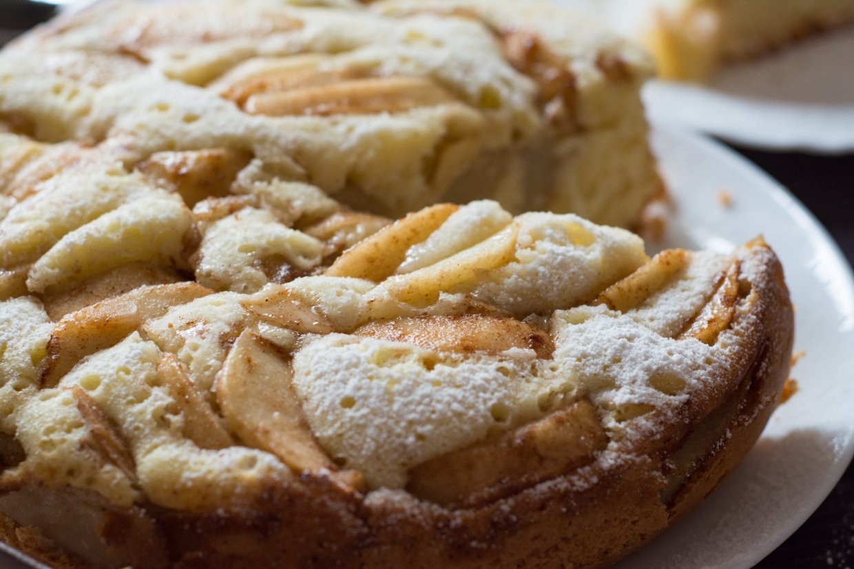Шарлотка із грушами