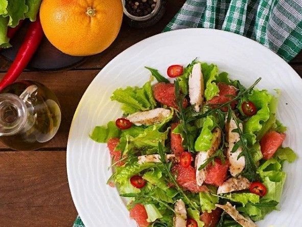 Оригінальний салат з куркою та грейпфрутом