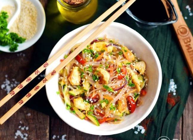 Фунчоза з куркою та овочами