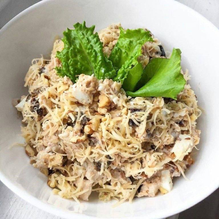 Салат с курицей и черносливом