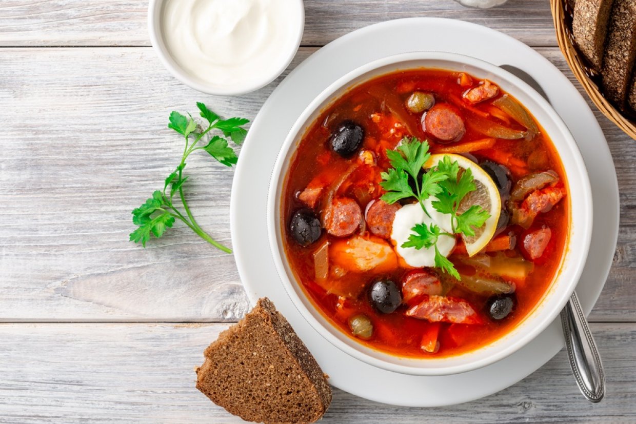 Солянка з мисливськими ковбасками