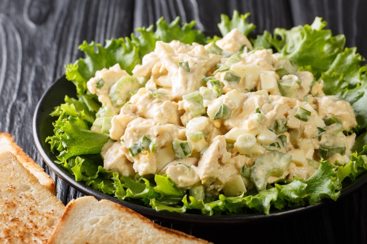 Салат з копченою куркою, селерою та яйцями
