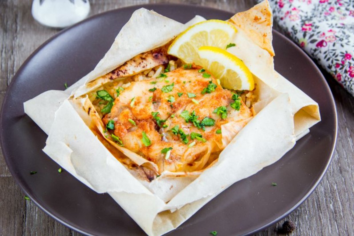 Запеченный хек с рисом в духовке