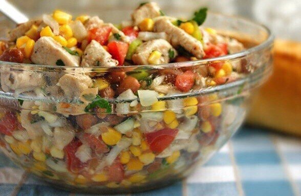 Салат з квасолею, кукурудзою, куркою