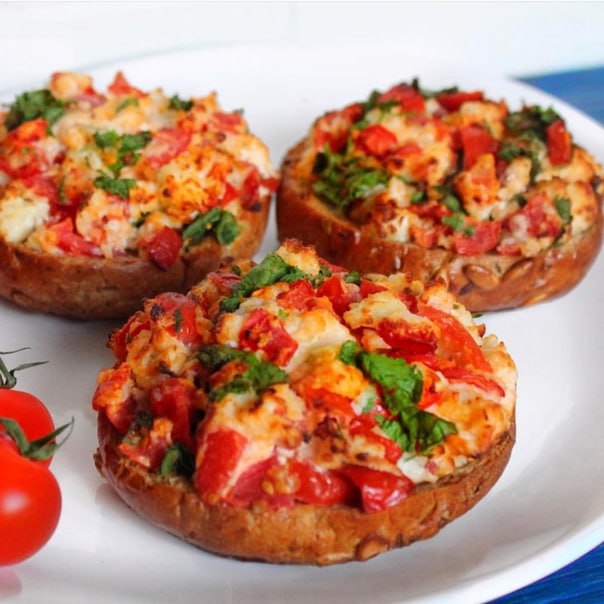 Брускетта с сыром, чесноком и помидорами
