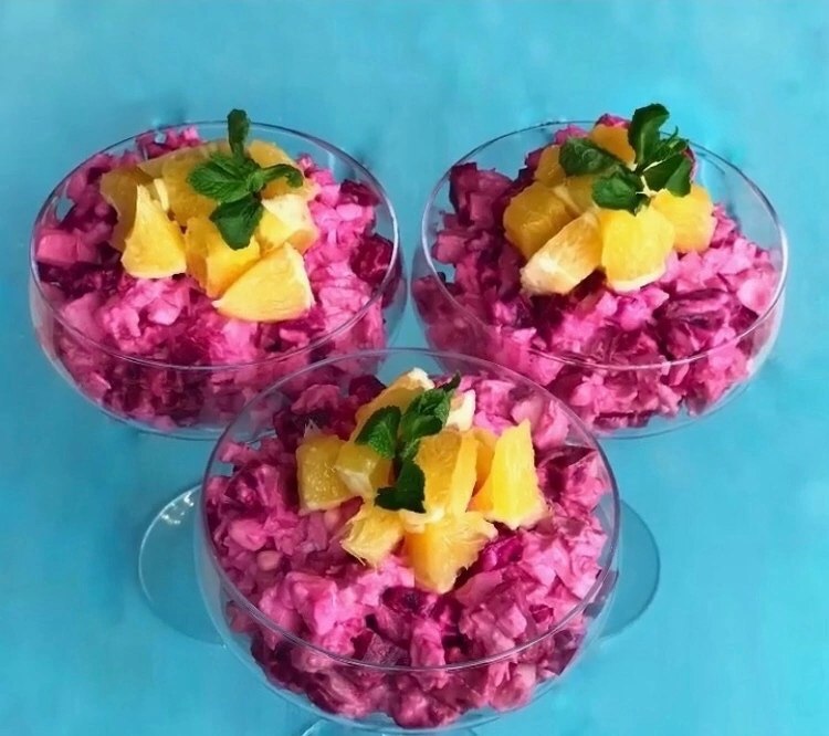 Салат з курячою грудкою та буряком.
