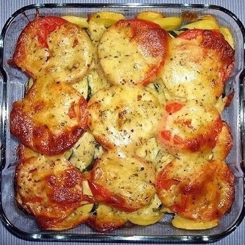 Кабачки з часником, помідорами та сиром