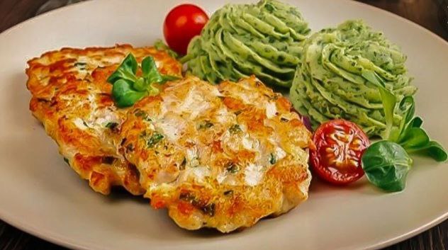 Курячі оладки з брокколі, помідором та сиром