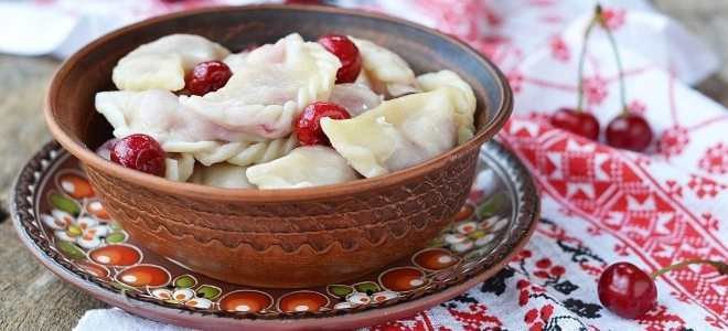 Вареники с вишней на пару