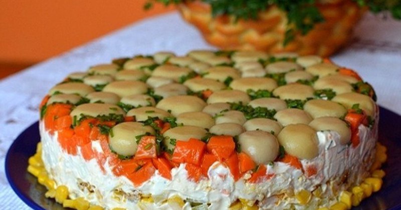 Торт-салат з куркою та грибами