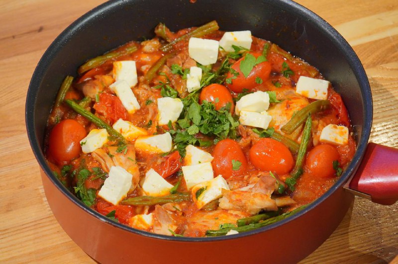 Куряче філе з помідорами та квасолею