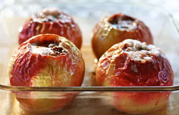 Запечені яблука з корицею та кедровими горішками