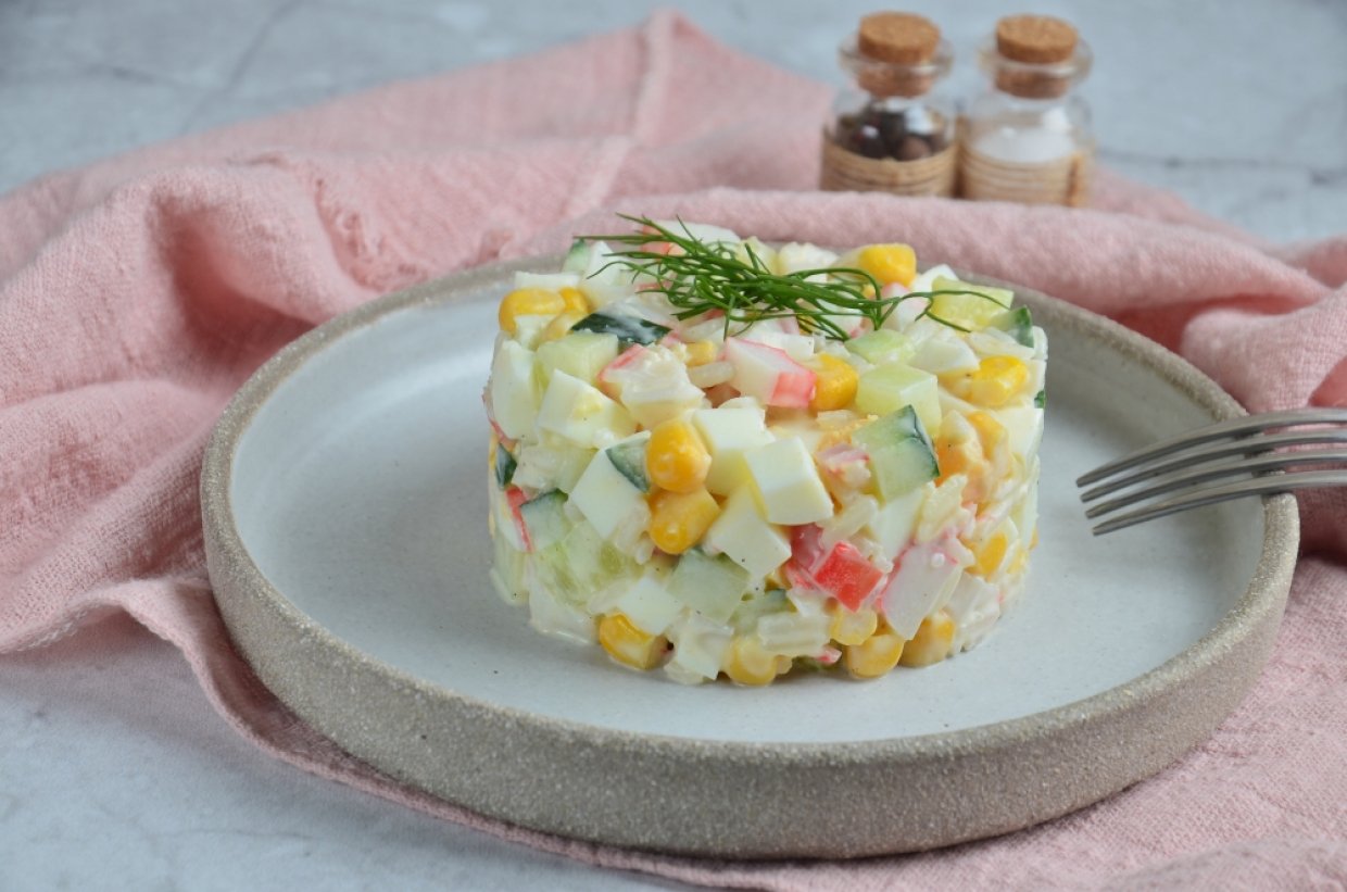 Салат з рисом, яйцями та крабовими паличками