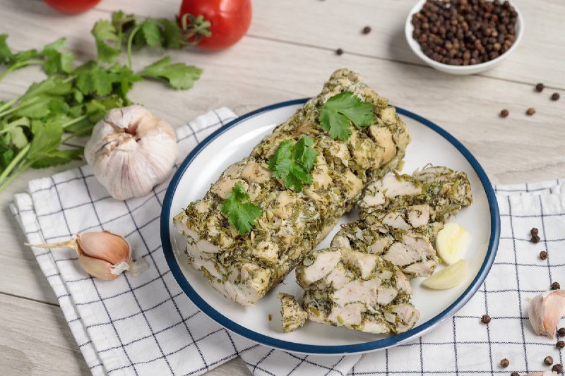Куриный рулет с зеленью